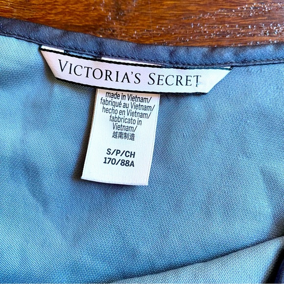 ☀️5/25☀️ Victoria’s Secret Blue Gray Velvet Ruffle Strap Cami Size Small - Picture 8 of 8